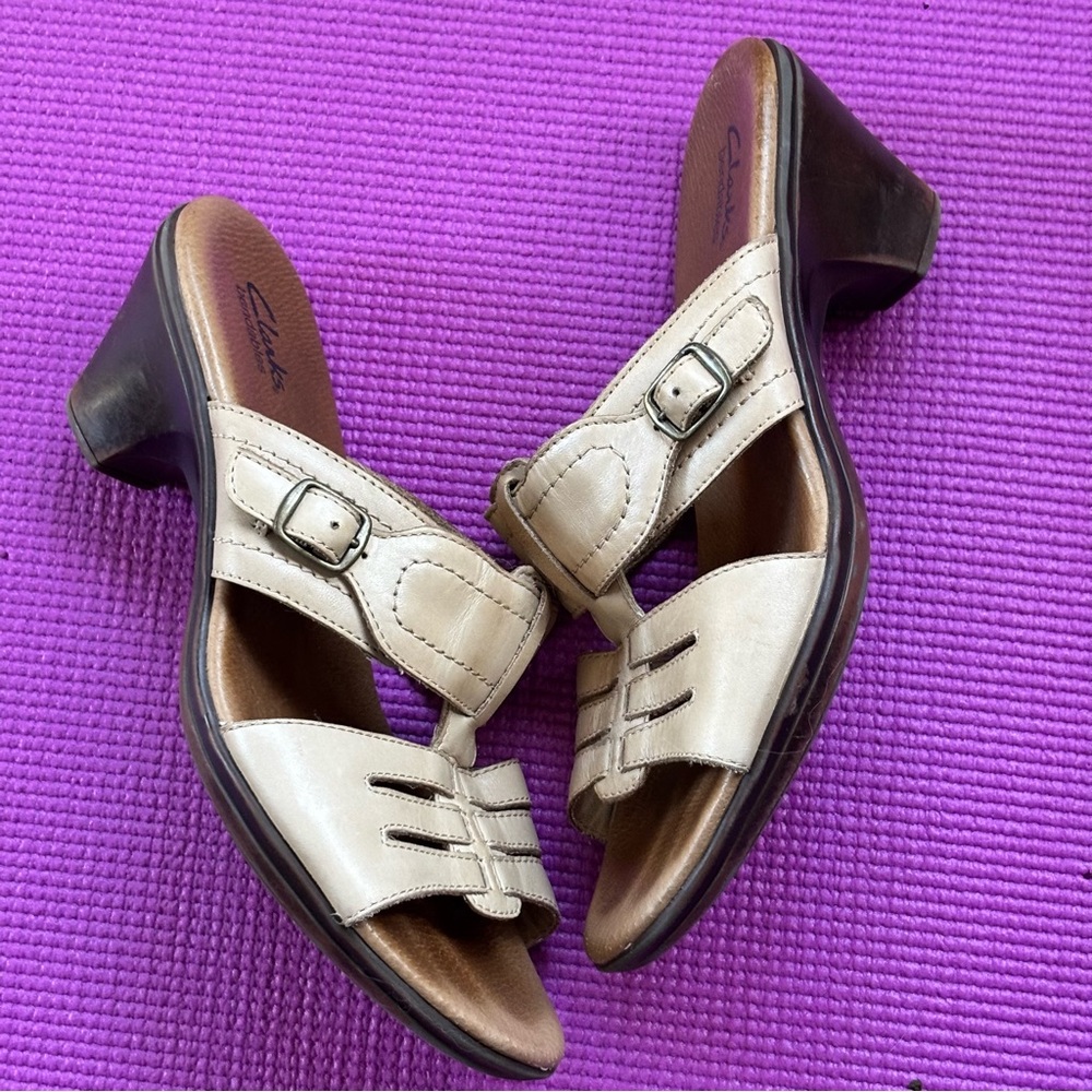 Clark’s | Leather T-Strap Mule Carrie Dawn Birch 🦋